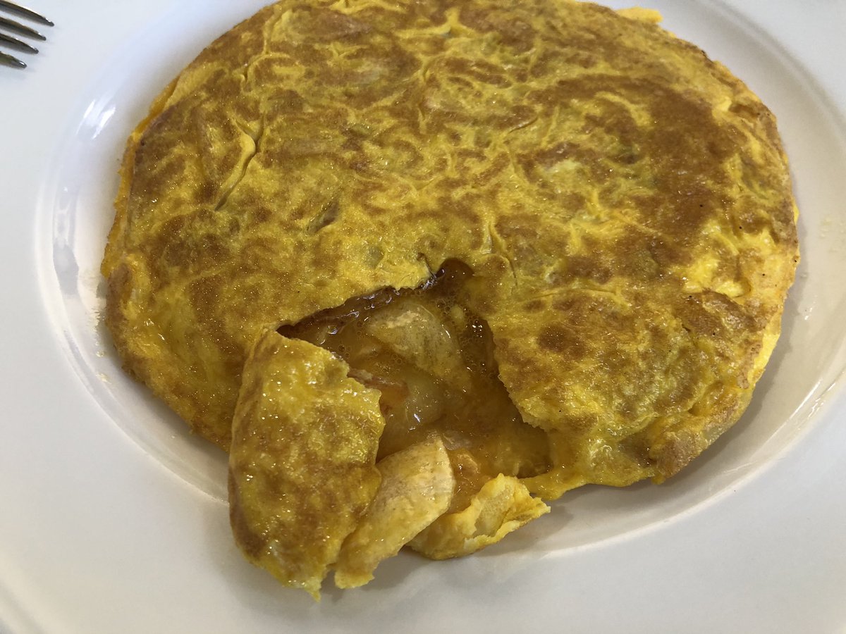 JADuyos's tweet photo. La tortilla siempre de moda, siempre polemica...asi que cogi el coche y a Betanzos.Merecio’ la pena probar la de La Casilla(La tortilla de la foto 6€).Alli tenian colgado este articulo que me encanto’.Añado la critica de un sabio “Tortilleril”,Garcia Santos.Ah y la carne mundial https://t.co/A448qh2RE9