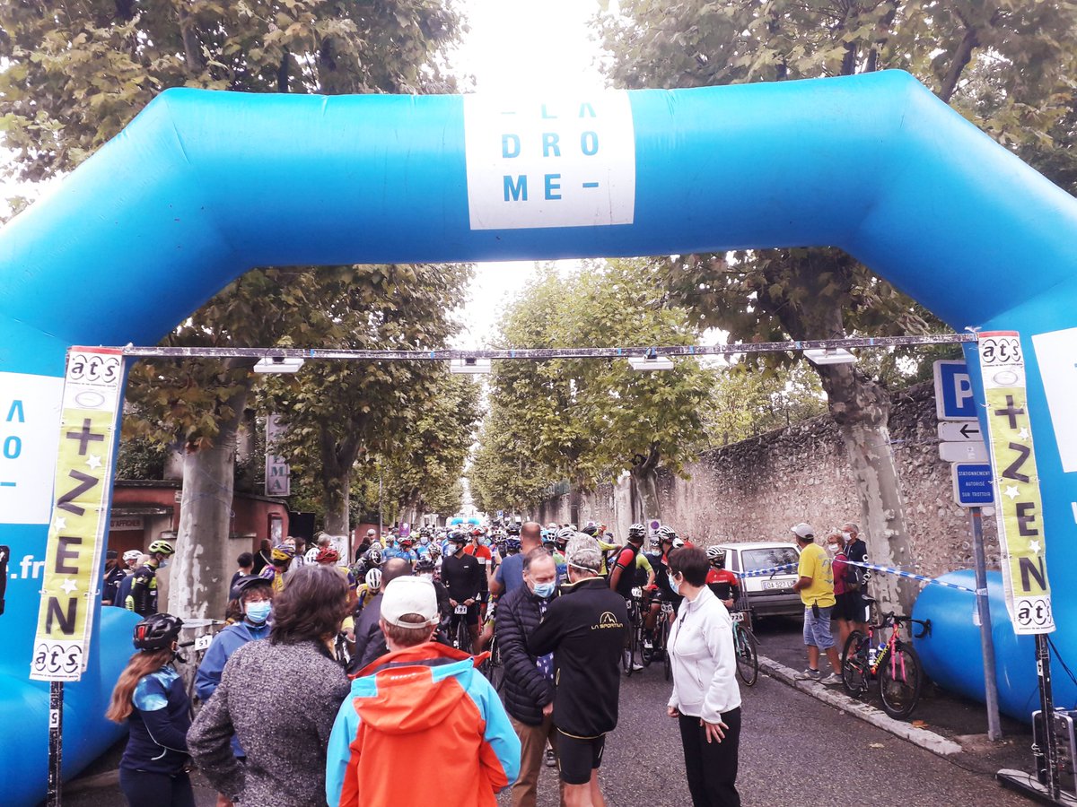 cyclodromoise's tweet photo. Vous êtes très nombreux, merci pour votre fidélité !

Départ donné dans quelques minutes !

#DRO20 https://t.co/EWaWkE09eY