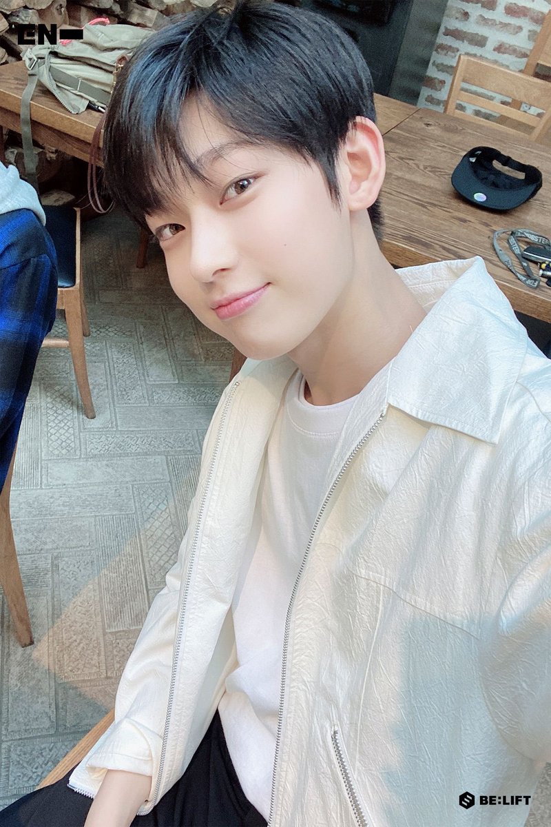 Картинки ким сону. Сколько лет сону из enhypen. Сону энхайпен. Enhypen группа ким сону. Ким сону enhypen селфи.