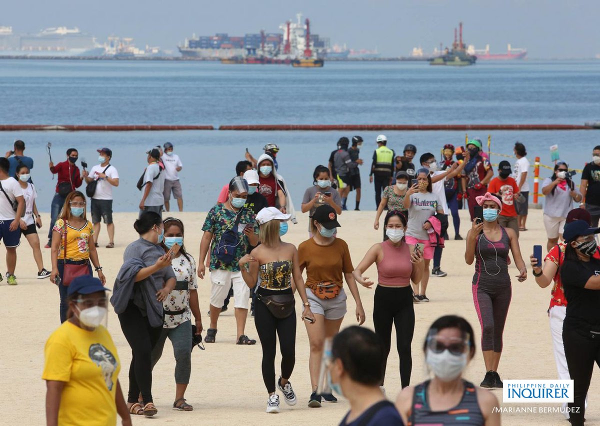 inquirerdotnet's tweet photo. LOOK: Throngs of people have gathered along Roxas Boulevard on Sunday, September 20, for a chance to view the artificial Manila bay white sand that has been opened to the public this weekend from 6am to 6pm. 📷:Marianne Bermudez/Philippine Daily Inquirer https://t.co/6zw8HpJgHO