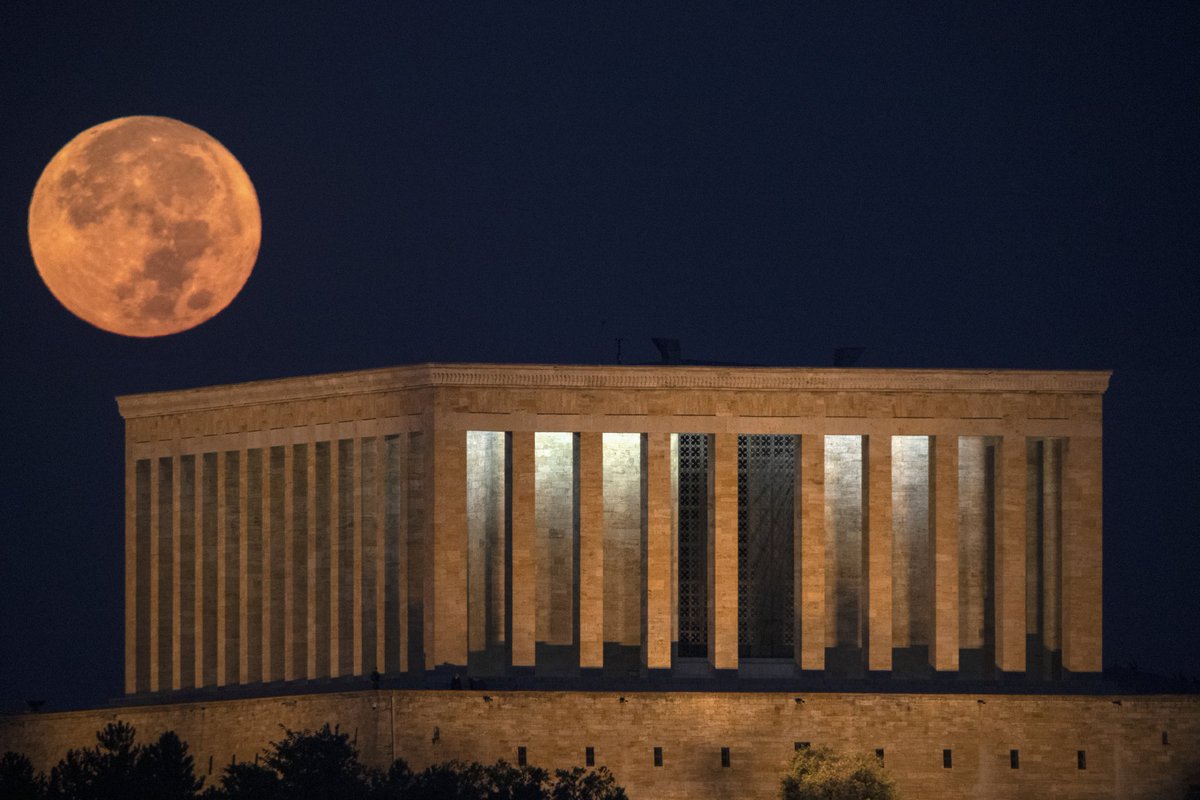 Bazı yerler vardır ödül olarak göremezsin,gözlerin dolar birden diken diken olur tüğlerin,tarifi imkânsız bir gurur kaplar içini,bilirsin....sana değil bir Ulus'a armağandır bastığın toprak