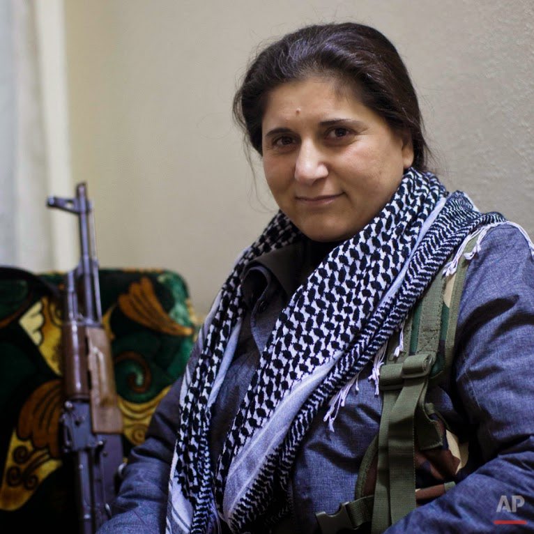 UlviYonter's tweet photo. Bu fotoğraf kamera şakası falan değil...Bir film setinde de alınmadı! Bu cani ve kiralık tetikçinin adı Asya Abdullah...PYD/YPG’li bir terörist...Türk Tabipleri Birliği 2015 yılında terörist Asya Abdullah'a ‘Barış, Dostluk ve Demokrasi' ödülü vermiş! TTB kapatılmalıdır... https://t.co/DRSot8WIE8