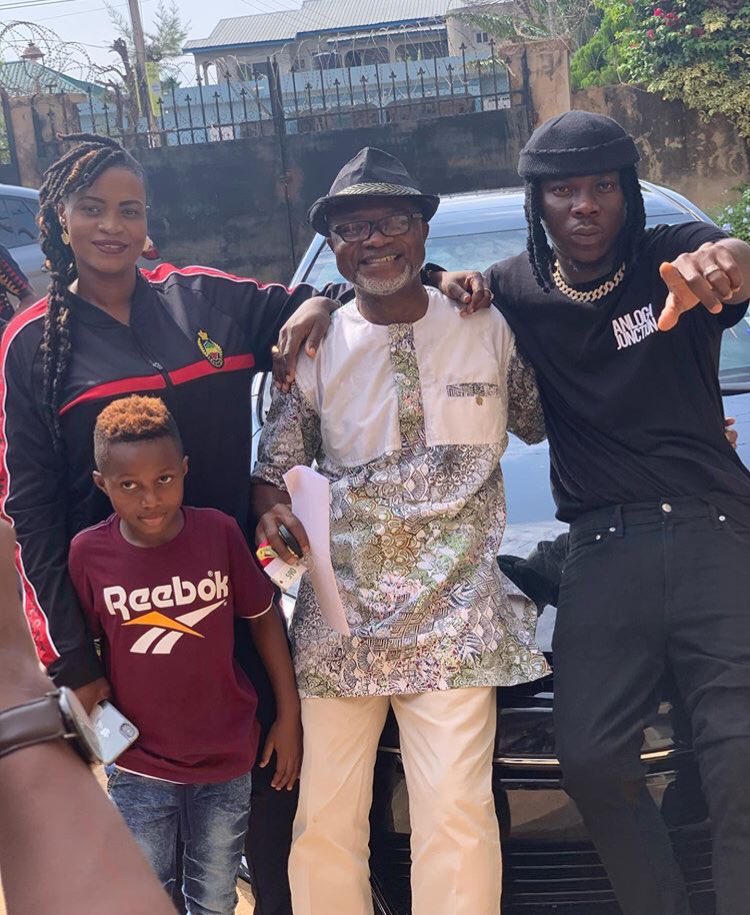 boatengameyaw1's tweet image. On 19th September 2020, @stonebwoyb together with @she_loves_stonb did something great.

The two drove to music producer Agiecoat’s house to bless him.

They presented to the music producer a 2018 Toyota Corolla to honour him for his contribution to the music since 90s