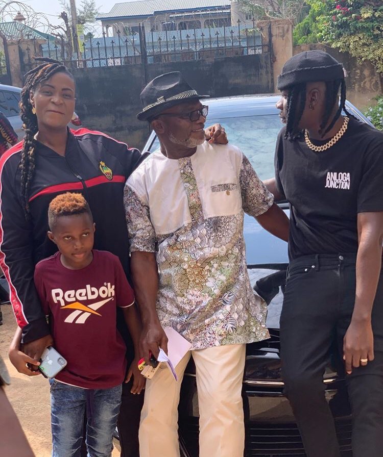 boatengameyaw1's tweet image. On 19th September 2020, @stonebwoyb together with @she_loves_stonb did something great.

The two drove to music producer Agiecoat’s house to bless him.

They presented to the music producer a 2018 Toyota Corolla to honour him for his contribution to the music since 90s