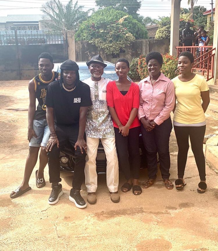 boatengameyaw1's tweet image. On 19th September 2020, @stonebwoyb together with @she_loves_stonb did something great.

The two drove to music producer Agiecoat’s house to bless him.

They presented to the music producer a 2018 Toyota Corolla to honour him for his contribution to the music since 90s