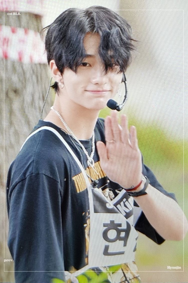 hyunjin as hangers, a mini thread: