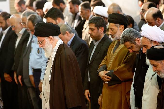 iFatimaAlAsadi's tweet photo. There is literally no fight and envy between Shias and Sunnis. There is only a strife and a minor conflict of vision and opinion that can be negotiated with healthy debates.
🌸
#shiasunnibhaibhai https://t.co/ZlXeSjcVsk