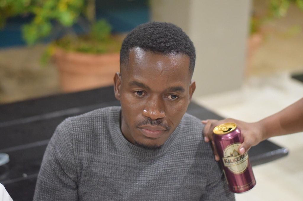 BEINGABLACKKID's tweet image. Gompieno e maswe challenge😂 Ha o bonya wa jewa
#TeamSeabe #TeamMusa
#OpenFireChallenge