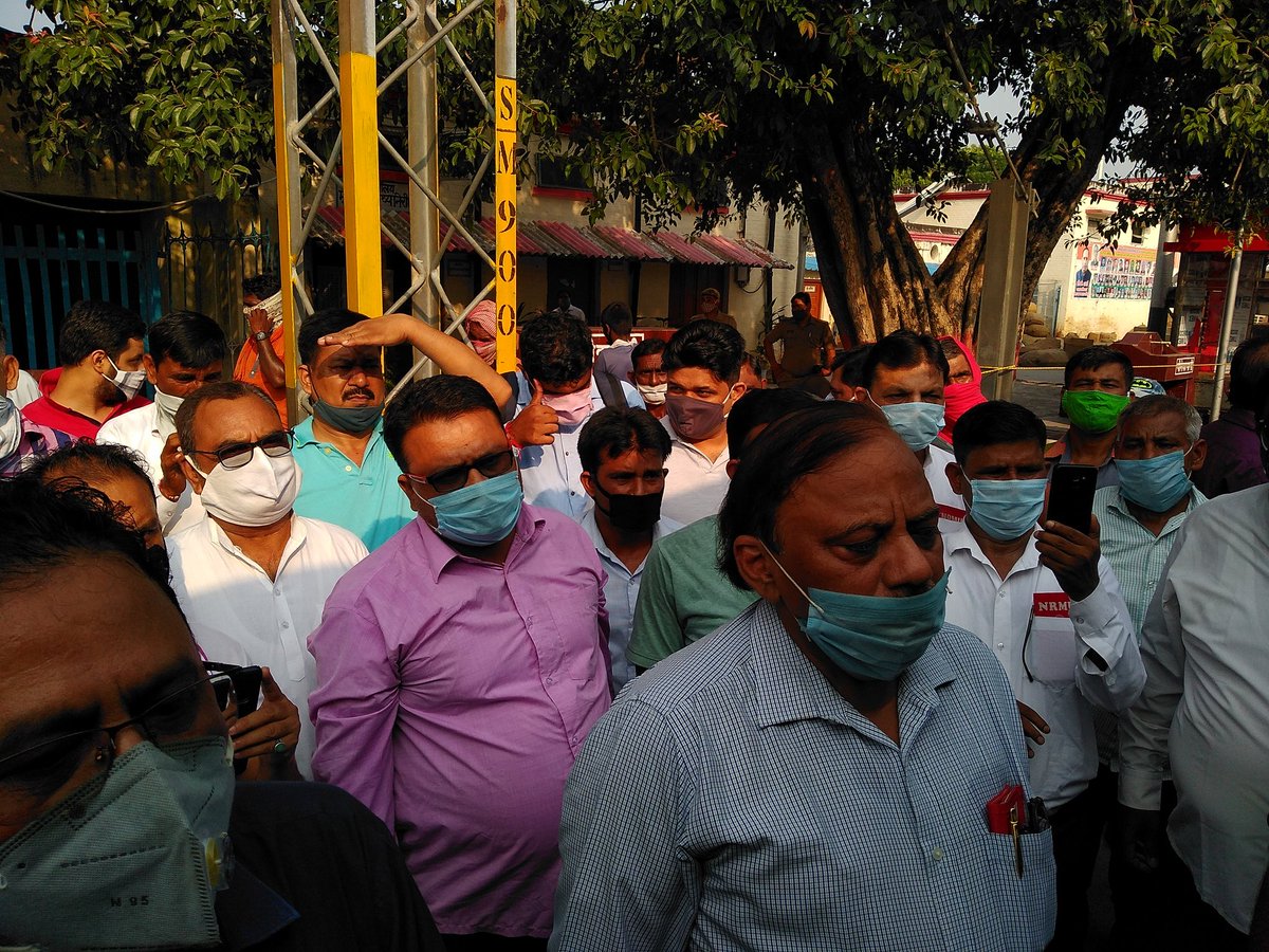 #SaveRailwaySaveNation
कामयाब जन सम्पर्क सप्ताह के बाद दिल्ली से लखनऊ जाते समय मुरादाबाद में महामंत्री शिव गोपाल मिश्रा का भव्य स्वागत किया गया ! इस दौरान केंद्रीय उपाध्यक्ष महेंद्र चौबे, अध्यक्ष रोहित बाली के साथ बड़ी संख्या में लोग शामिल थे ! 
<a href="/RailMinIndia/">Ministry of Railways</a>
<a href="/RailwayNorthern/">Northern Railway</a>