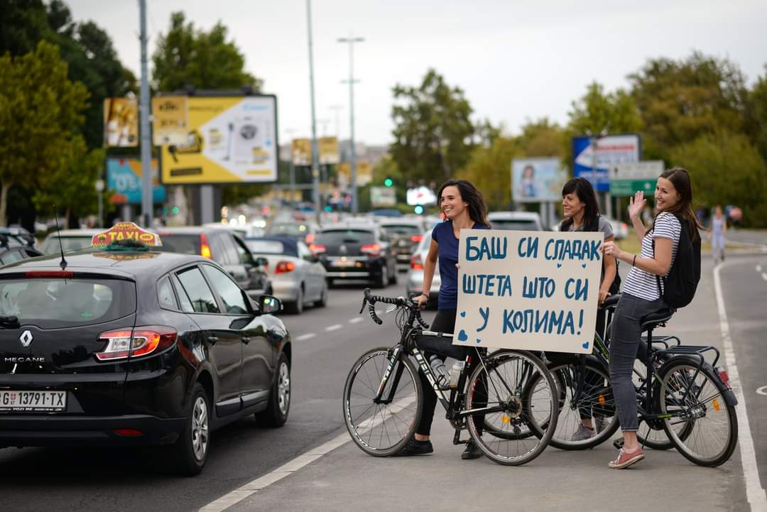 uzbbgd's tweet photo. Zauzeli smo u petak u vreme saobraćajnog špica rakrsnicu kod Ušća, i poslali poruke sugrađankama i sugrađanima zaglavljenim u saobraćaju i prepunim autobusima #SviNaBajs 🚲💪
https://t.co/6SexBPvaOi https://t.co/1EEbziAiBP