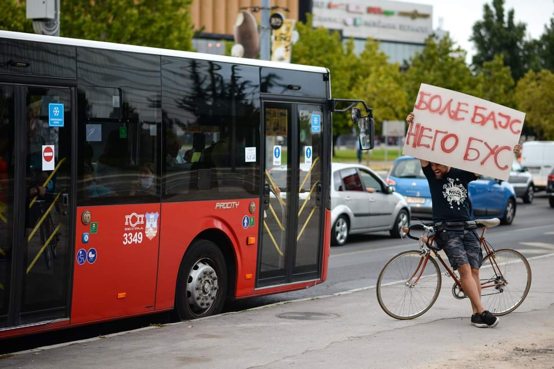 uzbbgd's tweet photo. Zauzeli smo u petak u vreme saobraćajnog špica rakrsnicu kod Ušća, i poslali poruke sugrađankama i sugrađanima zaglavljenim u saobraćaju i prepunim autobusima #SviNaBajs 🚲💪
https://t.co/6SexBPvaOi https://t.co/1EEbziAiBP