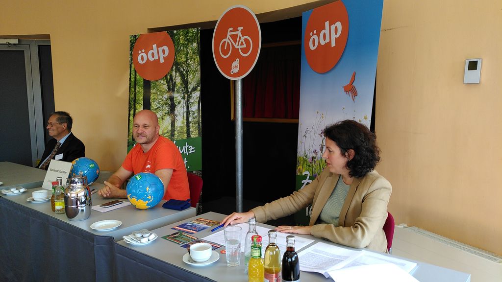 oedp_de's tweet photo. Pressekonferenz mit (v.r.n.l.) Manuela Ripa, Christian Rechholz und Prof. Dr. Klaus Buchner.

Infos zum Parteitag:
https://t.co/v5euSjwJbk

#BPTSuhl2020 #ChristianRechholz #ManuelaRipa #KlausBuchner #orangeaktiv #ÖDP https://t.co/6zBAiePn45