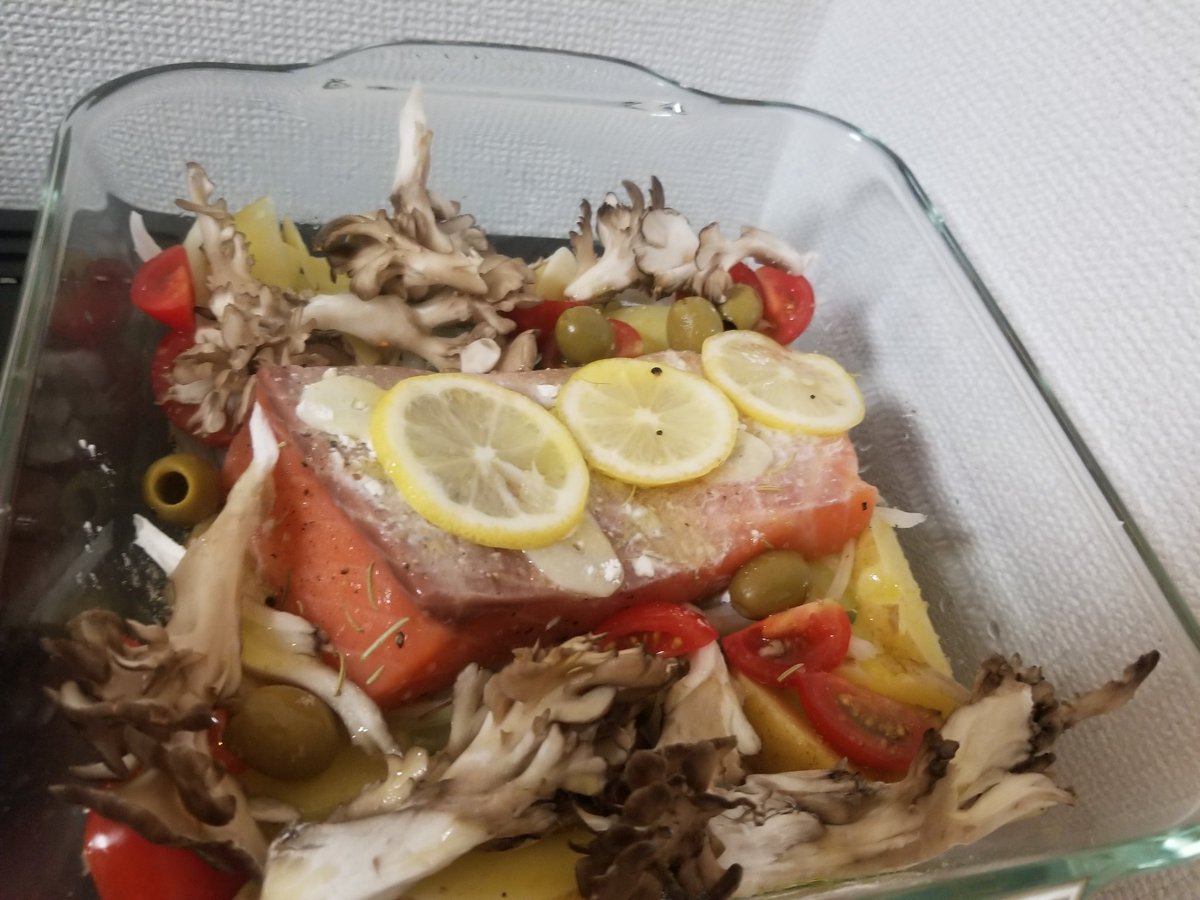 吾方 佑名 今夜の晩御飯 エンペラーサーモンのオーブン焼き あさり 玉葱 舞茸のトマトソース ペンネ エンペラー サーモンはキングサーモンの上 ってことらしいです ママ友からの頂き物 ローズマリーとレモンのオーブン焼きにしました