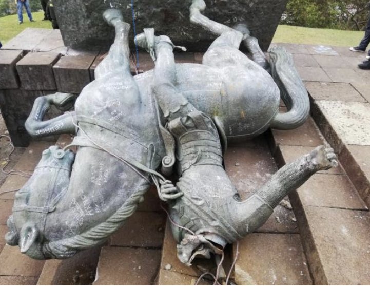 LuisGPerezCasas's tweet photo. #AlcaldeFuiYo #TodosSomosMizak los originarios son dueños de este territorio,  los genocidas les masacraron y les masacran para despojarlos hasta de su memoria y cosmovisión. Un pueblo digno no le rinde culto a los verdugos ni se arrodilla ante ellos. Los vándalos son ellos. https://t.co/DTU67WtEdi