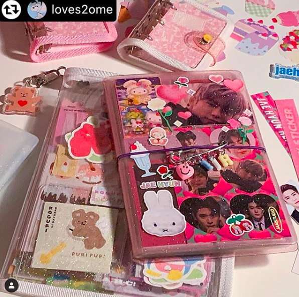 humblerays's tweet photo. — PRE ☀️ #smilewithjam #jamstudio #jamshop 

PHOTOCARD BOOK 
- ไซส์สมุด 135x200 mm, ไซส์ช่อง 55x90 mm รวม 80 ช่อง + 1 ช่องซิปใส่ของได้
- มี 3 สีจ่ะ
- ใส่ photocard ได้ ใส่ mini polaroid ได้
🍒 430 
🚢 40/60
-------
#พรีกับมต #เครื่องเขียนเกาหลี #photocard #ตลาดนัดnct https://t.co/KOIw3Ogg7a