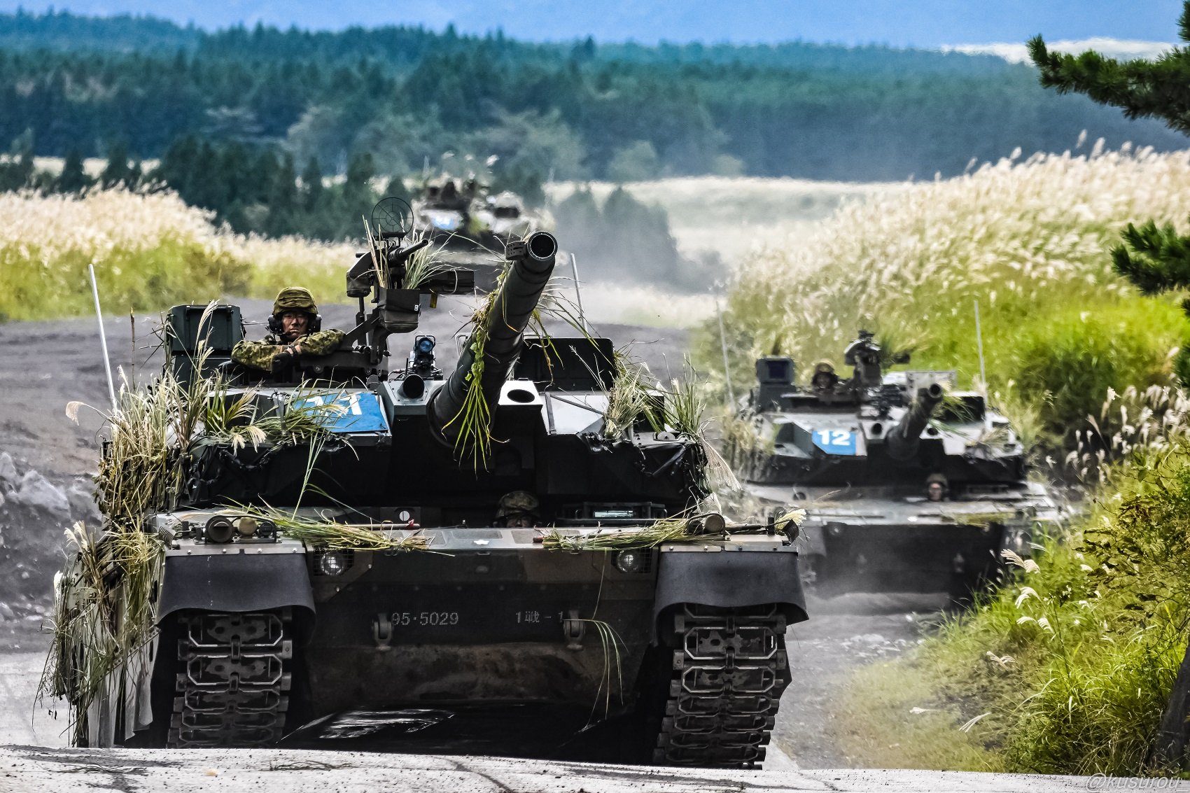 Twitter 上的 クスロウ 先日撮った10式戦車 11式装軌車回収車がカッコよすぎてやばかった 語彙力崩壊 T Co Tpjzoakfdl Twitter
