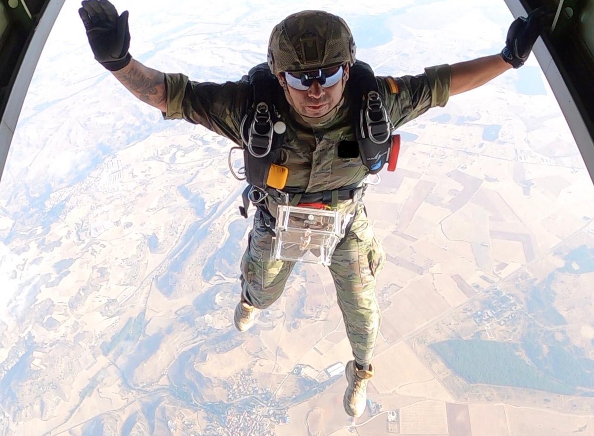 FUTER_ET's tweet photo. El Cristo de la Buena Muerte acompaña desde el cielo a los Legionarios del Mando de Operaciones Especiales #MOE en el aniversario del #CentenarioLegionEspanola https://t.co/hq6az1RRmp