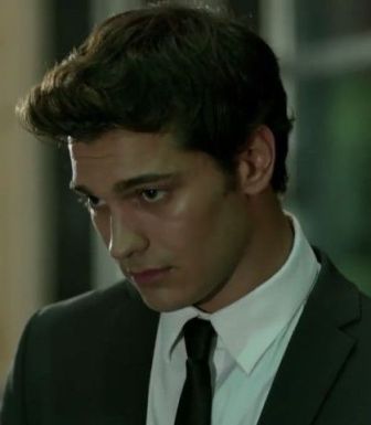 abbalcilar's tweet photo. Dünya insanı Çağatay Ulusoy'u Afk ile tanıdı, beğendi. Medcezir'de Yaman ile çok sevdi. 19 Eylül 2016'da İçerde dizisindeki Sarp Yılmaz ile daha çok takdir etti. Şimdilerde tekrar ekranlarda görmek için sabırsızlanıyor. Hadi Çağatay elini çabuk tut... @cagatayulusoyy @icerdedizi https://t.co/qAYPiKLNjd