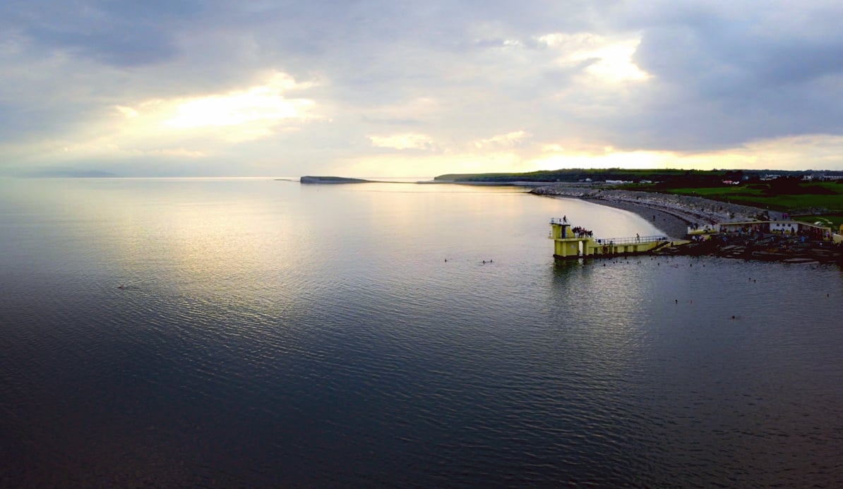GreenGraphPics's tweet photo. Very moody sky over Blackrock this weekend.

#Galway #galwaycity #drone #dronephotography #salthill #WildAtlanticWay #waw @galwayad @galwaytweets @galwaytourism @ThisIsGalway @visit_galway @Failte_Ireland @wildatlanticway https://t.co/9OfvDNC18l