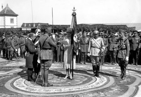 #CentenarioLegionEspañola El 5 de octubre de 1927 Su Majestad la Reina Doña Victoria Eugenia entregó la enseña nacional a la Legión Española en el lugar que se considera la cuna de la Legión, el acuartelamiento de Dar Riffien.