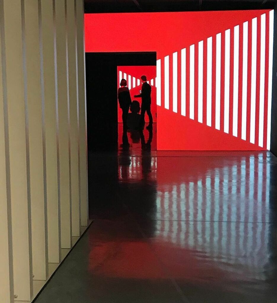 Righe, ombre, rosso, bianco e nero
[Centre Pompidou, 2018] #Malaga #spagna🇪🇸 
#fermatidiscatto
.
#malaga #spain #igworldclub_museum #museum #tourism #garage_raw #addicted_to_details #traveling_arte #going_into_details #art_photogroup #catalogarte #super_art_channel #composit…