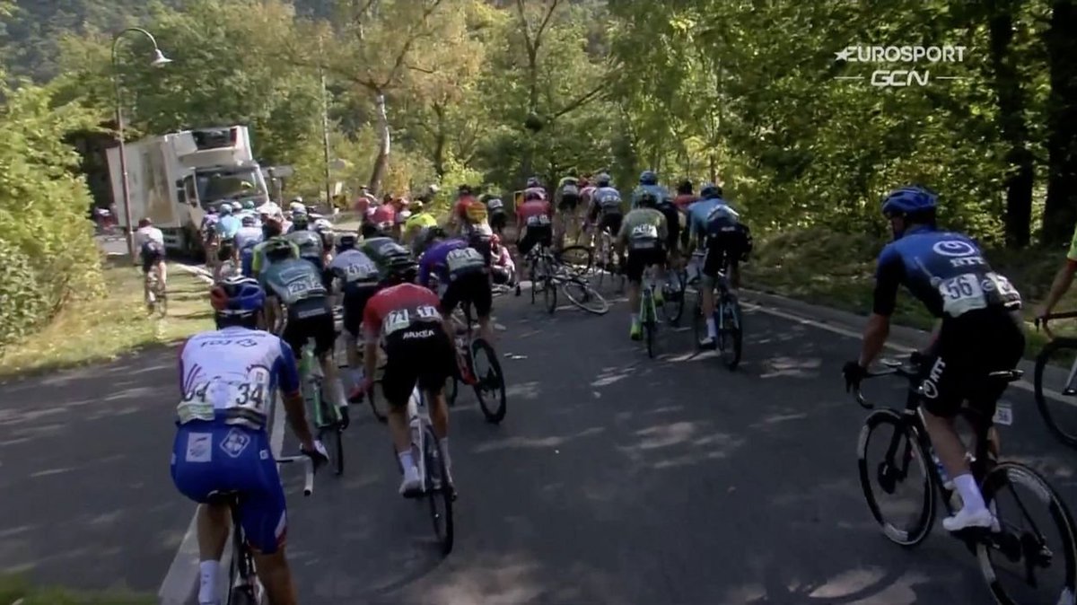 [THREAD] The intrusion of moving or badly parked vehicles unrelated with the race itself caused a lot of debate during this 2020's  @Skodatour. I will try to dive deeper into that topic for those interested. Disclaimer: no additional information about actual incidents!1/n