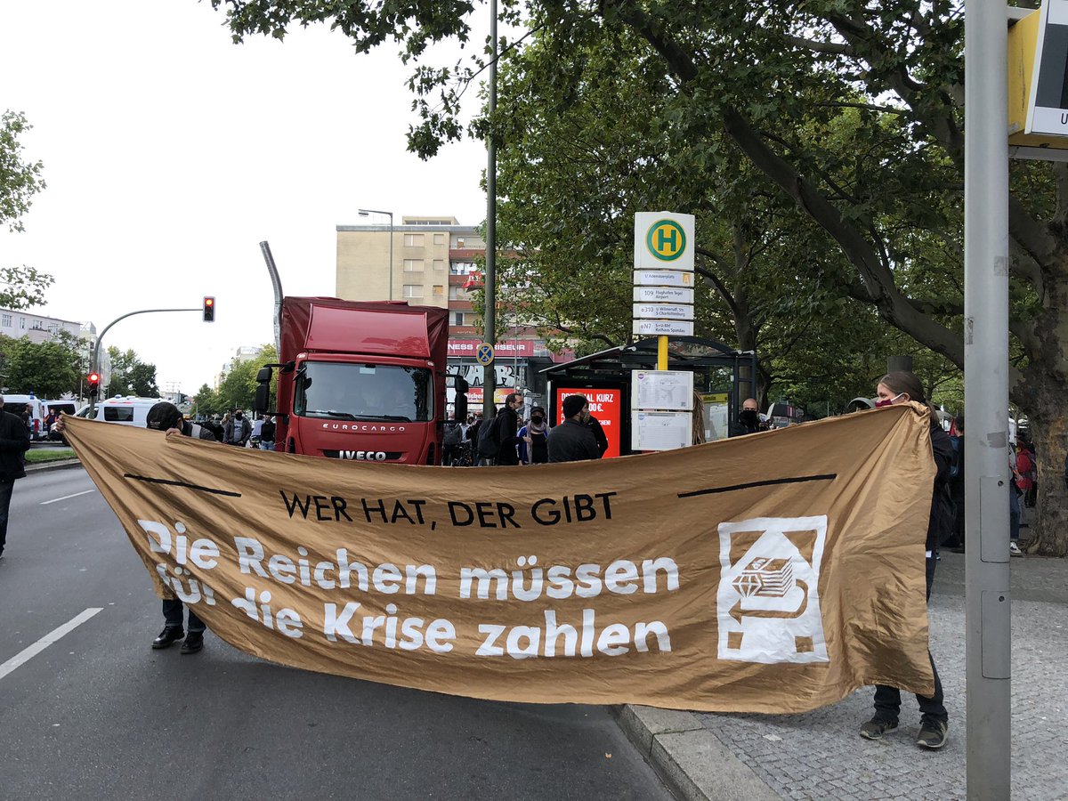 HDay2021's tweet photo. #WerHatDerGibt #b1909 
#DieReichenSollenFürDieKriseZahlen #UmFairTeilen
#DieReichenMüssenFürDieKriseZahlen #Umverteilen #MietenWahnsinn #Berlin 
#KudammsBurning #HaiSociety #ChorDerVerdrängten
#EselsAlptraum #Jogida https://t.co/QVf5nTTMDR