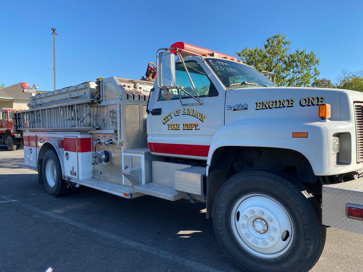pantrycooking's tweet photo. Thank you, #Idaho, for sending fire crews from Ucon (pop'n 1150), Sand Hollow, Kuna & Ammond to Sonoma County wine country. The love in the air is thicker than the smoke. #SonomaStrong #mutualaid #walbridgefire #LNULightningcomplexfire https://t.co/cobRgf3Ruo