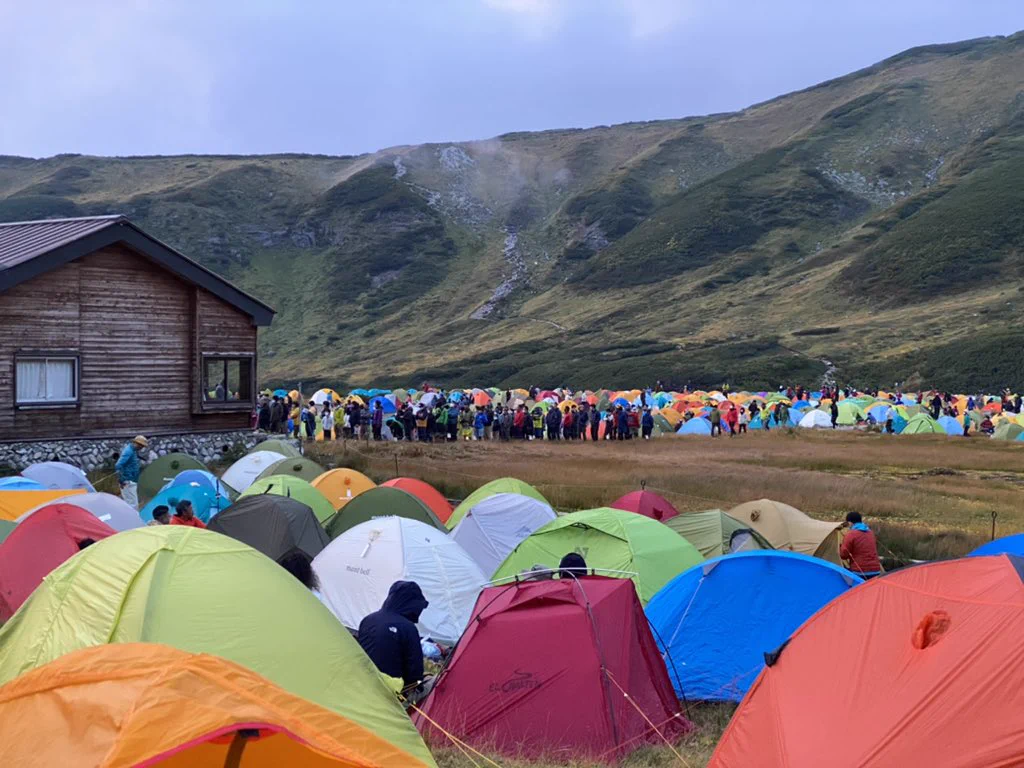 何の為にキャンプにきたんだっけ・・。トイレ行くのにも行列の激混みキャンプ場。