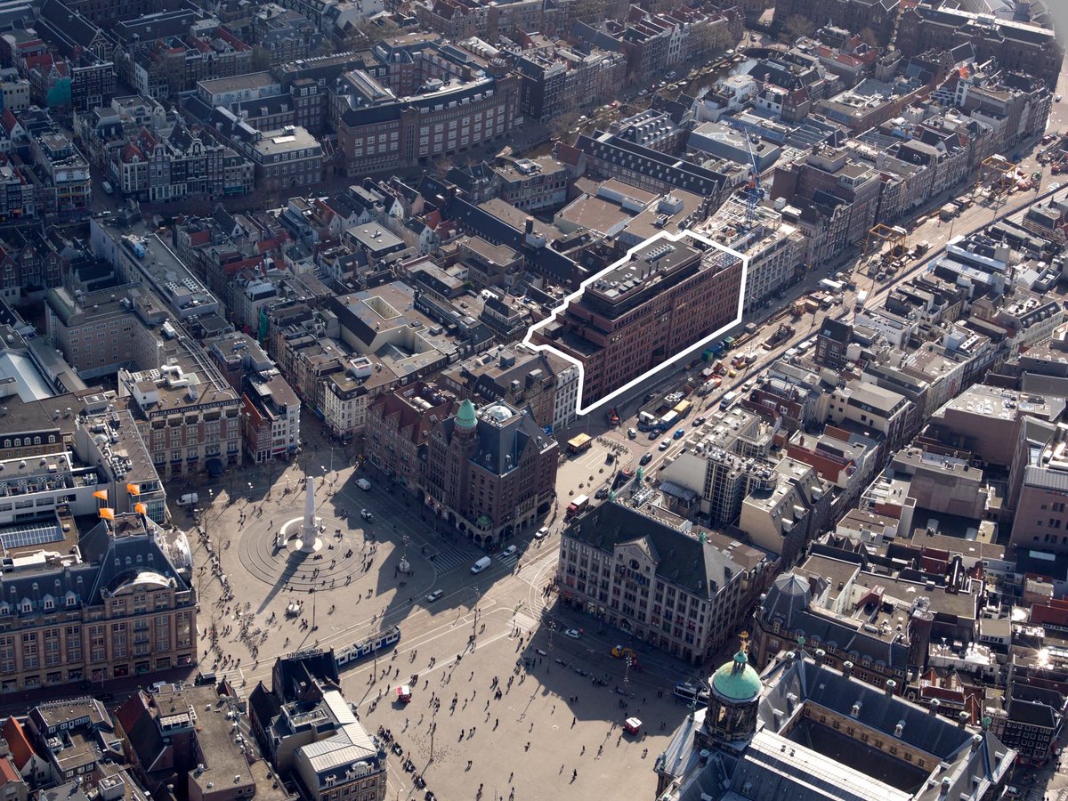 Soms volgen dingen elkaar snel op. Na de nieuwbouw voor Hudson’s Bay in 2017 (met luchtfoto <a href="/telegraaf/">De Telegraaf</a>), nu al weer de transformatie van retail naar kantoor <a href="/Adyen/">Adyen</a>. Max #circulair door hergebruik pand en materialen mmv <a href="/VanWijnenGroep/">Van Wijnen</a> bit.ly/2RNoApn