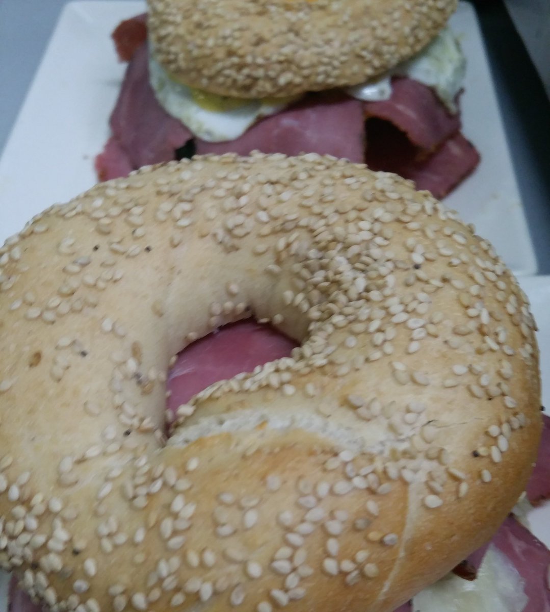Som hi serem!! Amamos el #pastrami, pero sólo al de calidad, el curado en frio
Por eso seguimos importando desde orígen este manjar de ternera, para que desde tu bar, tienda, bocadilleria, domicilio lo disfrutes
La etiqueta #pastramilovers nuestra razón
www.glutenfreepaprika, com