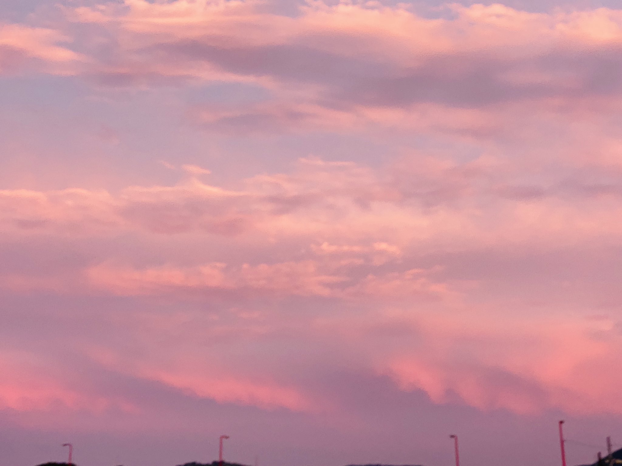 笠原雅俊 淡いピンクの夕焼け空 日曜日の夕暮れ時 赤鉄橋 四万十市 を包む 四万十川もピンク色に染まった おとぎの国の風景 赤 トンボが秋風に舞う つかの間 コロナの影を忘れる なんだか赤鉄橋もうれしそうだ 夕焼け ピンク色の空 四万十川