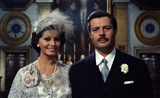 ehibiondolosai's tweet photo. "Com'è vecchio il mondo e com'è sempre uguale: case, palazzi, grattacieli e in mezzo un dramma vecchio come il nostro".

Matrimonio all'italiana (Vittorio De Sica, 1964).

#SophiaLoren #20settembre https://t.co/dEN0AQeCrN