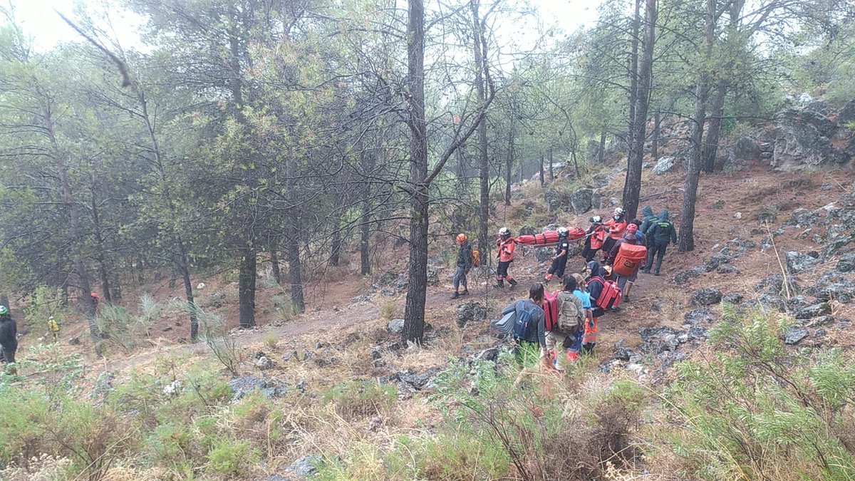 cpbmalaga's tweet photo. Salida de las dotaciones de Bomberos de Antequera y Archidona por una caída de más diez metros de altura de una escaladora. Tras 30 minutos de camino llegamos a la zona. Traslado en ambulancia al hospital de Antequera. 
#CPBMálaga #EstamosPreparados https://t.co/qpBLlJllLl