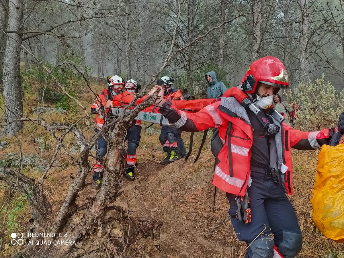 cpbmalaga's tweet photo. Salida de las dotaciones de Bomberos de Antequera y Archidona por una caída de más diez metros de altura de una escaladora. Tras 30 minutos de camino llegamos a la zona. Traslado en ambulancia al hospital de Antequera. 
#CPBMálaga #EstamosPreparados https://t.co/qpBLlJllLl
