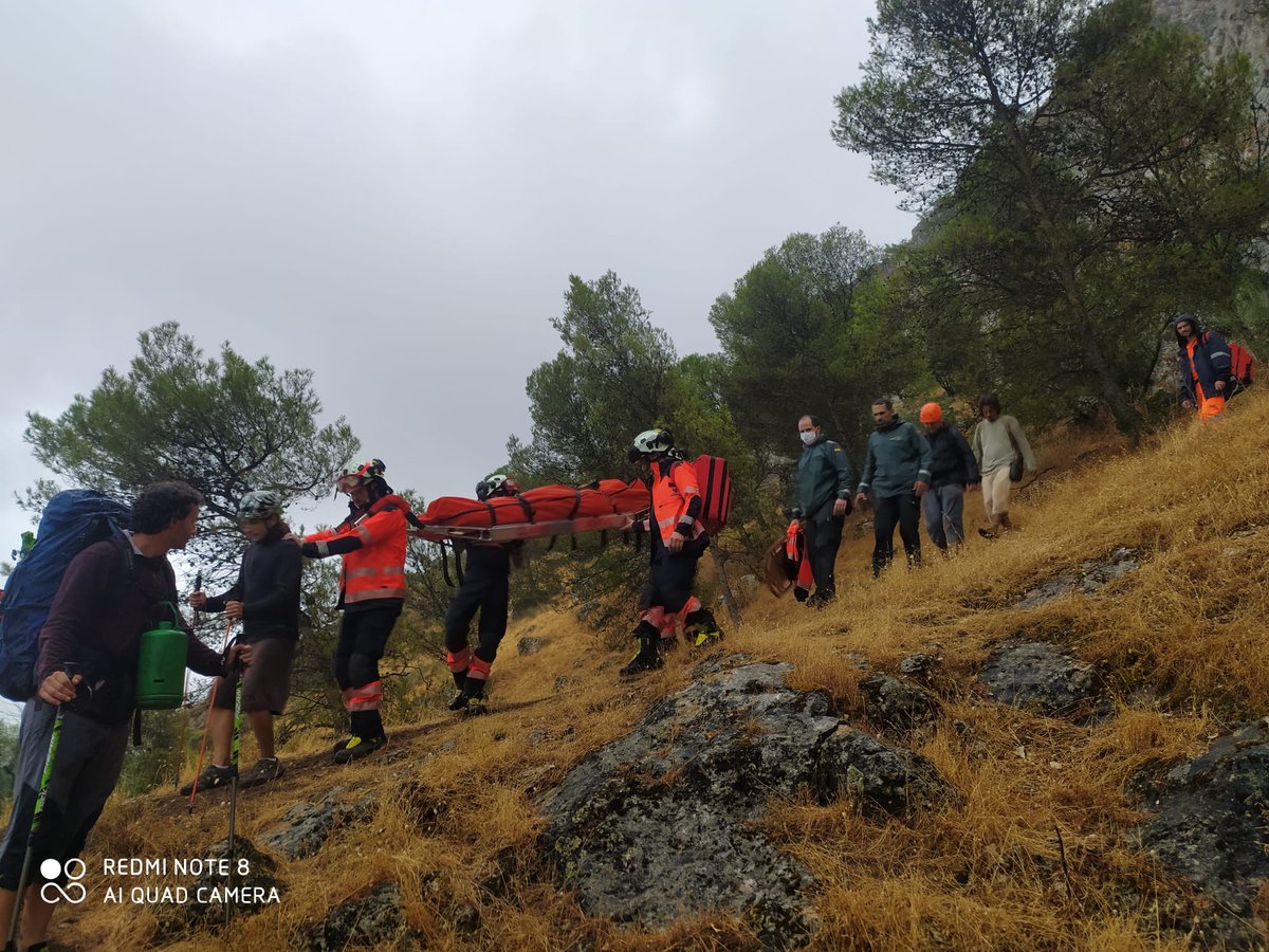 cpbmalaga's tweet photo. Salida de las dotaciones de Bomberos de Antequera y Archidona por una caída de más diez metros de altura de una escaladora. Tras 30 minutos de camino llegamos a la zona. Traslado en ambulancia al hospital de Antequera. 
#CPBMálaga #EstamosPreparados https://t.co/qpBLlJllLl