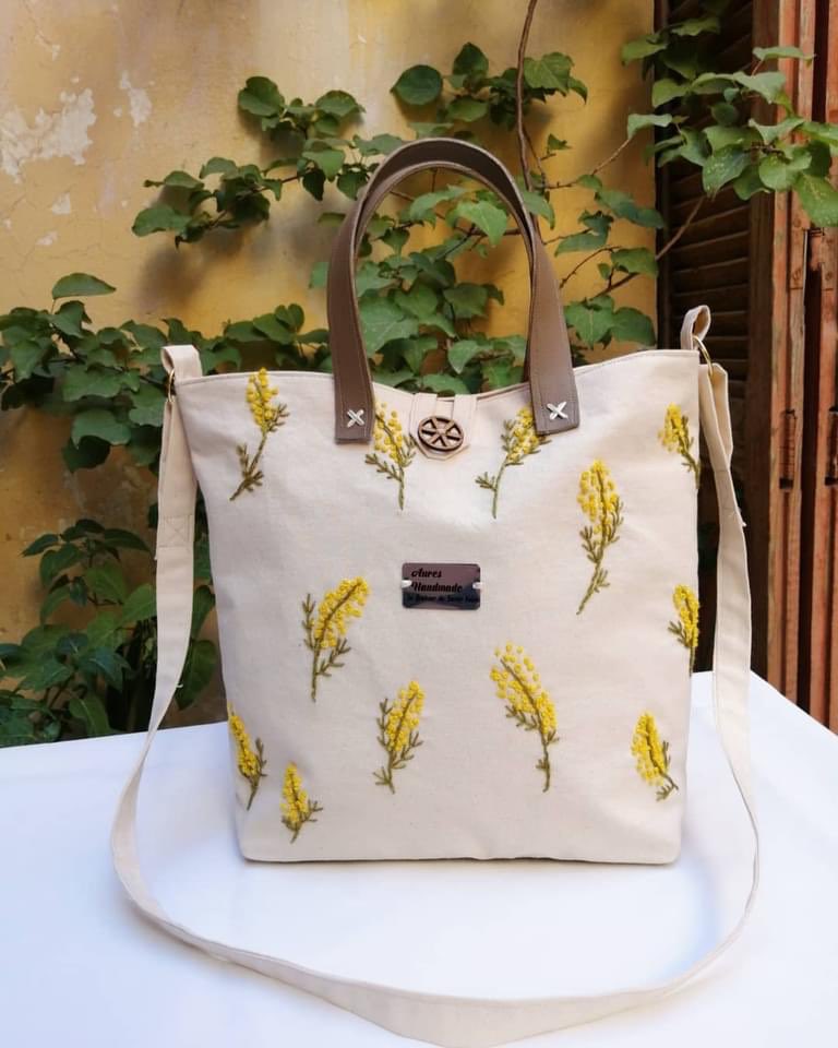 Sma000000As's tweet photo. #Algérie Deux sœurs de la wilaya de Batna ont créé une marque de sacs nommée Aures _ handmade vraiment magnifique et méritent d'être encouragées https://t.co/IYTSsPX0Js