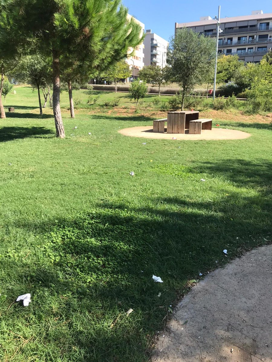 Miki_blasco's tweet photo. @ajsantfeliu @santjustcat Això és el parc Europa un diumenge al matí!!Zona de picnic al costat d’una escola. Festes nocturnes afectant al descans de veïns de les dues poblacions en època COVID. Podeu posar-hi remei!??? @mossos #SantJust #SantFeliu @AAVVMasLluiStJt https://t.co/gqWOcLr4z1
