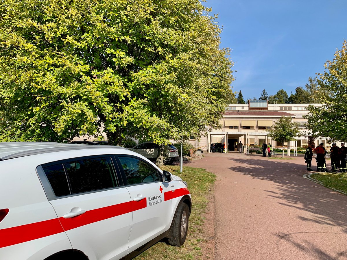 SPR:n koulutetut vapaaehtoiset auttavat viranomaisia Ahvenanmaalla Viking Amorellan karille ajamisen takia. "Olemme varautuneet antamaan evakuointikeskuksessa henkistä tukea, ensiapua ja ruokaa ja juomaa", sanoo Olof Collin SPR:n Ahvenanmaan valmiuspäällikkö.
📸: Tomas Urvas