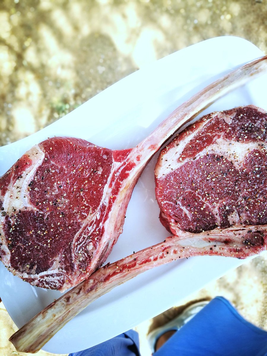 MusaMhlasi's tweet image. Some sexy Tomahawk Steaks... Yuuuuuuum.... Ke motho le salt and pepper hela on my steaks..
#TeamMusa
#OpenFireChallenge
@The_Cookoff