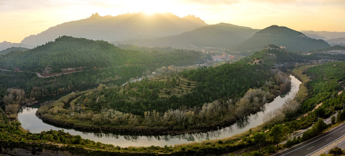 Un dels meandres més espectaculars del riu Llobregat és el de Castellbell i el Vilar, ja que dibuixa sobre el terreny un arc de gairebé 360°. Un lloc on l'aigua modela el terreny, que gaudeix d'una gran biodiversitat
#geoparccatalunyacentral