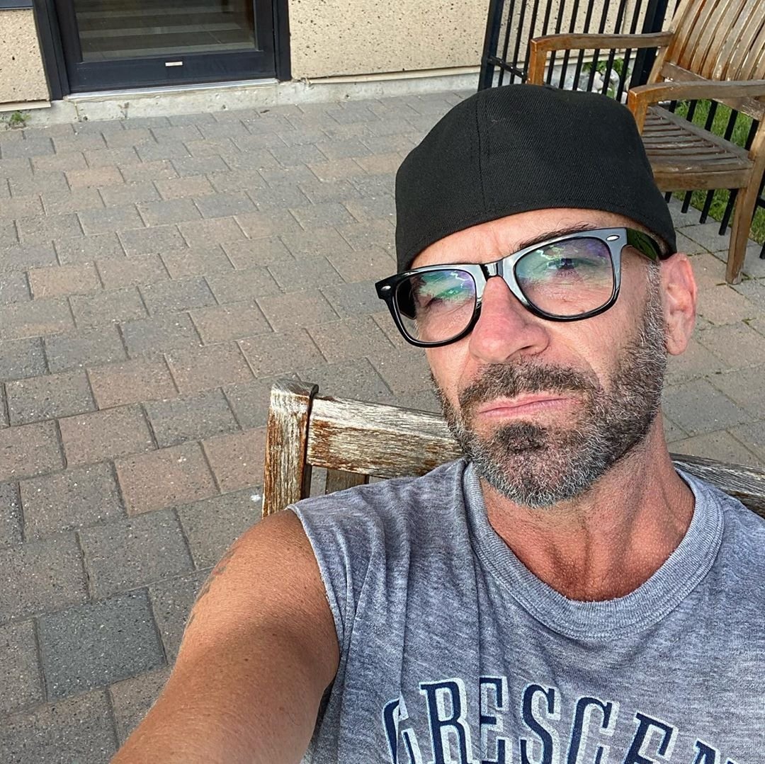 avsgermany's tweet photo. Alan is wieder am Arbeiten ♥️. Er hat einige Backstage Bilder gepostet verät aber nichts zum Job. Er freut sich über die Sonne, neue Schuhe und einem Nach-dem-COVID19-Test-Bad 😅🤭☺️
#AlanVanSprang #BackToWork
📸🔗 @alanvansprang Instagram https://t.co/NUYlo5Zwtv
