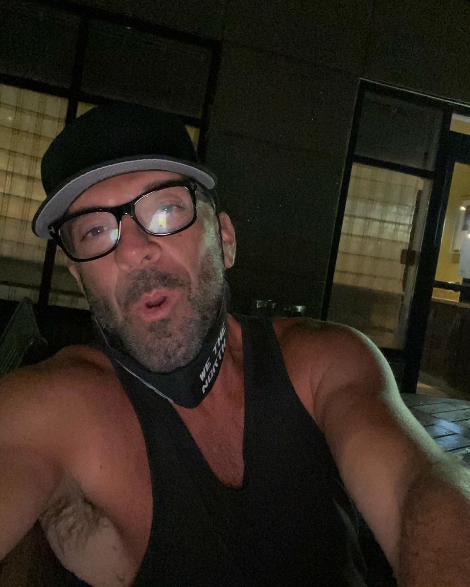 avsgermany's tweet photo. Alan is wieder am Arbeiten ♥️. Er hat einige Backstage Bilder gepostet verät aber nichts zum Job. Er freut sich über die Sonne, neue Schuhe und einem Nach-dem-COVID19-Test-Bad 😅🤭☺️
#AlanVanSprang #BackToWork
📸🔗 @alanvansprang Instagram https://t.co/NUYlo5Zwtv