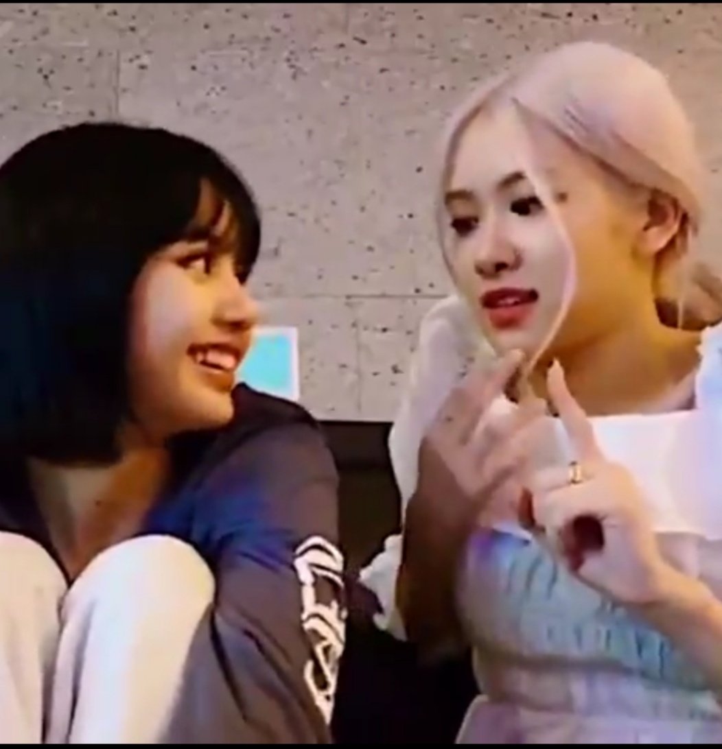 Chaeyoungah!! Chaeng! Rosié! Roseanne...I told you not to stare that way... #Chaelisa  #Lisa    #리사    #Rosé    #로제  