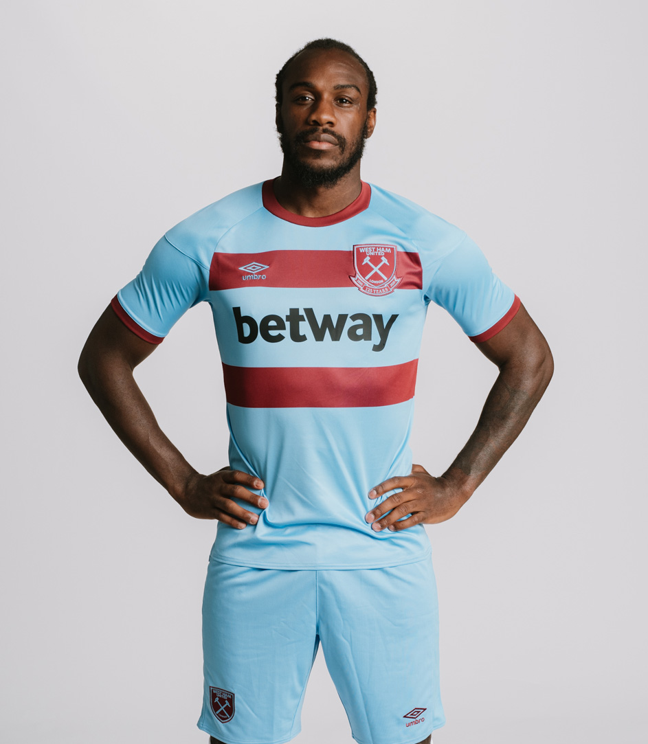 WestHam247News's tweet photo. Antonio picks up man of the match https://t.co/b3SERJmnT4 #WHUFC https://t.co/qJ0clRxS66