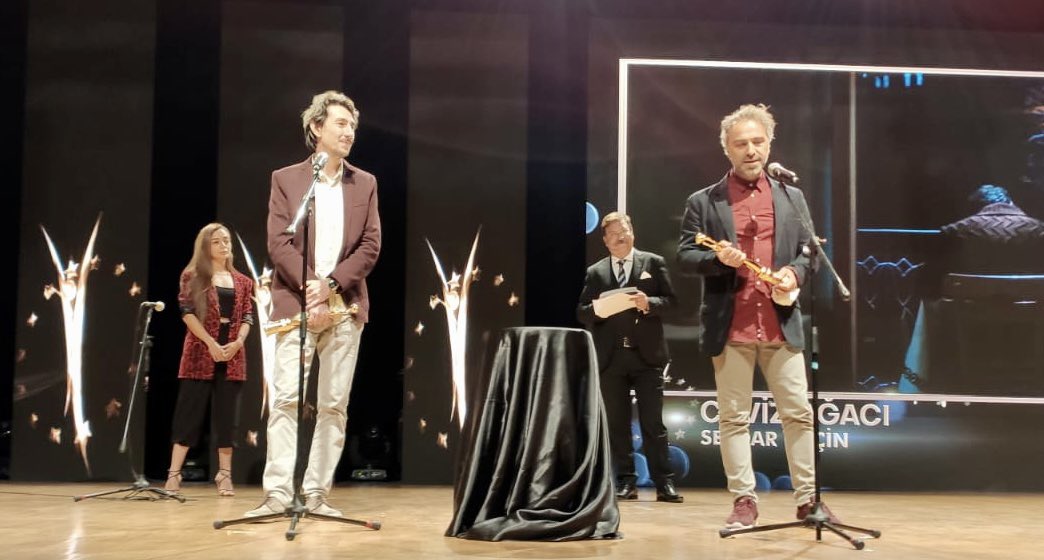 altinkozaff's tweet photo. En İyi Erkek Oyuncu Ödülü
Onur Berk Arslanoğlu (Plaza) &amp; Serdar Orçin (Ceviz Ağacı)

#AdanaAltınkozaFF
#27adanaaltınkoza
#ulusaluzunyarışma https://t.co/gAOgRzdZSp