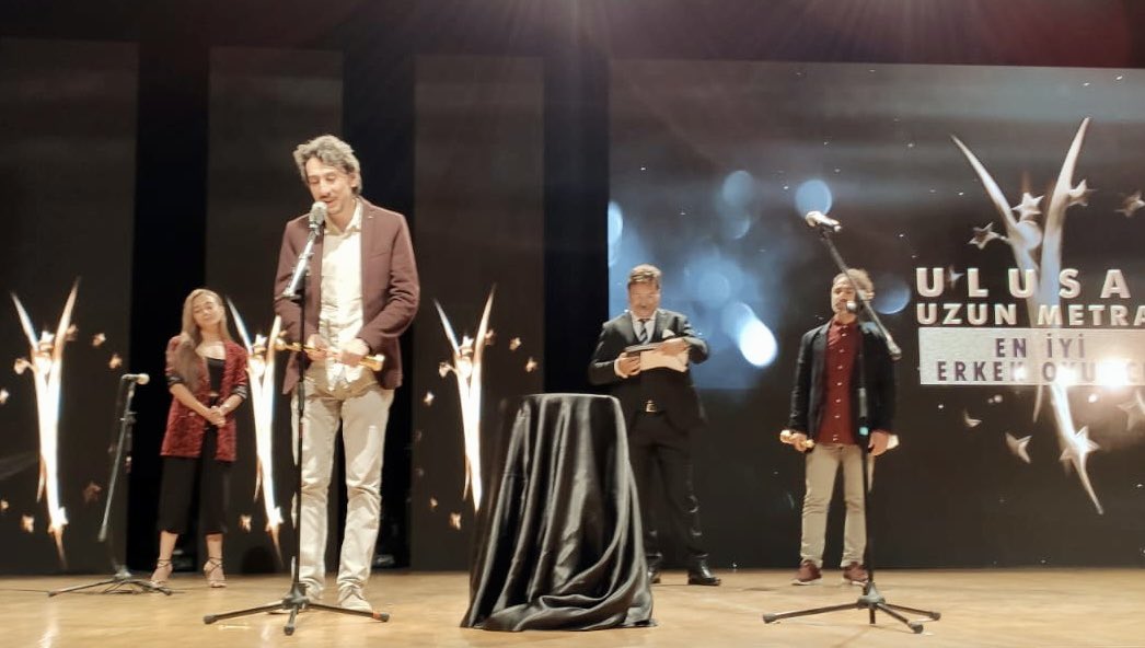 altinkozaff's tweet photo. En İyi Erkek Oyuncu Ödülü
Onur Berk Arslanoğlu (Plaza) &amp; Serdar Orçin (Ceviz Ağacı)

#AdanaAltınkozaFF
#27adanaaltınkoza
#ulusaluzunyarışma https://t.co/gAOgRzdZSp