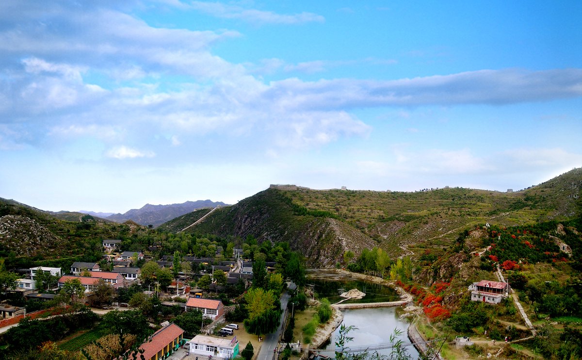 TangshanChina's tweet photo. The Baiyangyu Great Wall Scenic Area has lush woods, spring water and Baiyang River which flows through the canyon from north to south. The river bank is verdant with pine and cypress trees, towering castles and residential buildings. The scenery is very beautiful. https://t.co/boEa8aBdxR
