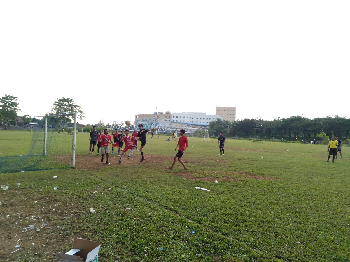 Saat ini sedang berlangsung pertandingan persahabatan antara Jakmania Padang vs Padang Football Firm , skor sementara 3-1 untuk Jak Padang