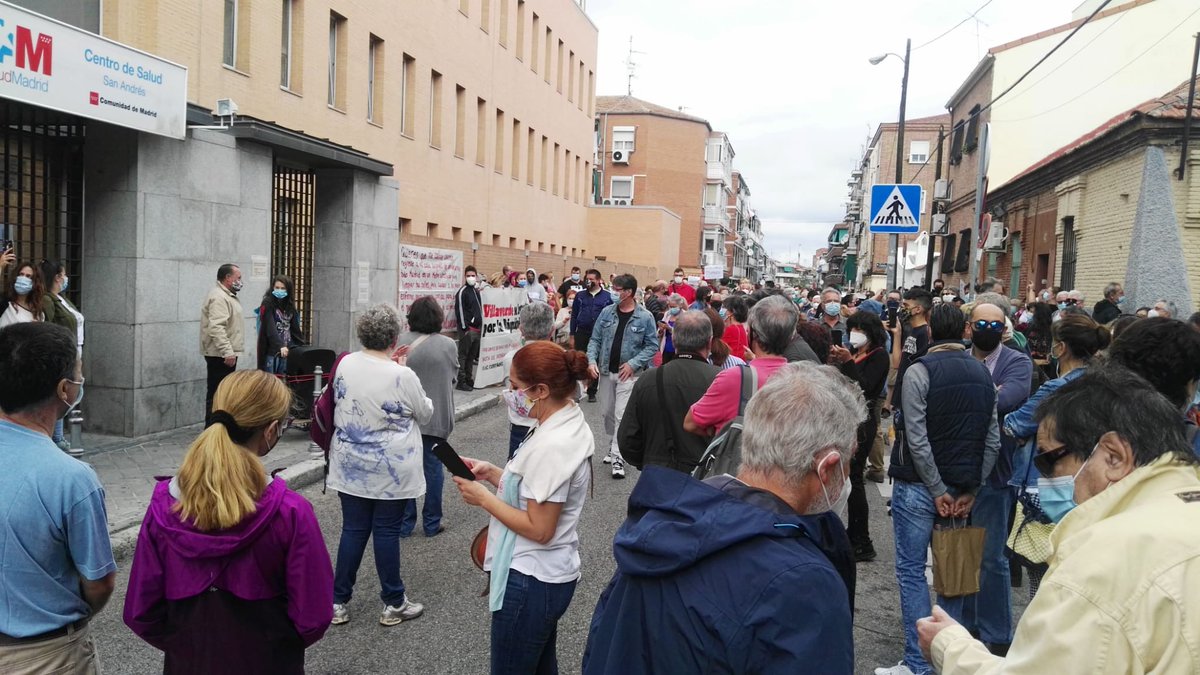 En Villaverde por la #DignidaddelSur defendiendo la #SanidadPública contra las medidas ineficaces y de segregación de nuestros barrios
#AyusoConfinateTuPrimero

¡Más sanitari@s y menos policía!